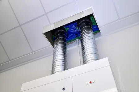 Verrohrung der Außen- und Fortluft verläuft in Sichtmontage