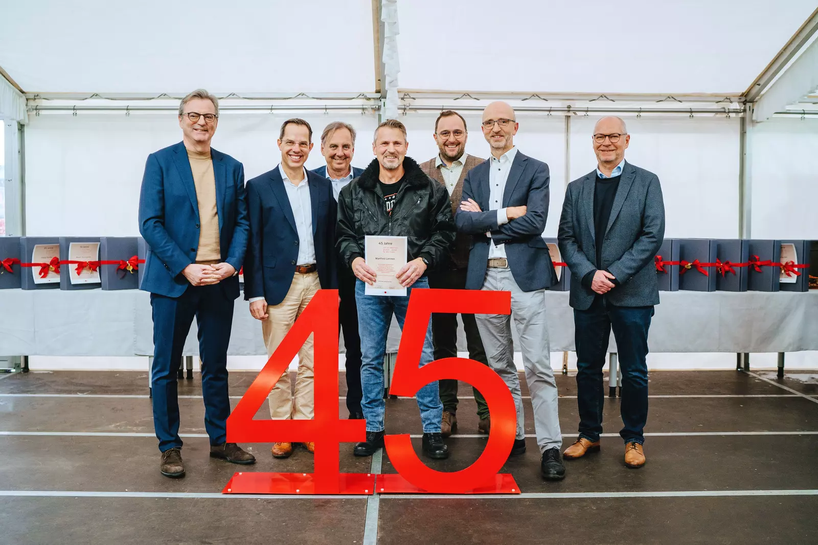 Im feierlichen Rahmen bedankte sich WOLF bei Manfred Limmer für 45 Jahre Betriebstreue (v.l.): Christian Amann, Dr. Thomas Kneip, Bernhard Steppe, Manfred Limmer, Stefan Zierer, Gerdewan Jacobs und Matthias Ihle.