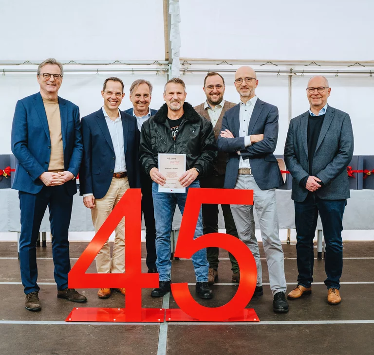 Im feierlichen Rahmen bedankte sich WOLF bei Manfred Limmer für 45 Jahre Betriebstreue (v.l.): Christian Amann, Dr. Thomas Kneip, Bernhard Steppe, Manfred Limmer, Stefan Zierer, Gerdewan Jacobs und Matthias Ihle.