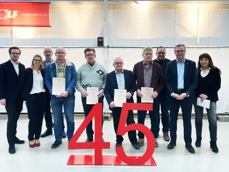 Gruppenbild der fünf Jubilare mit 45-jährigem Dienstjubiläum mit der WOLF Geschäftsführung und dem Betriebsrat