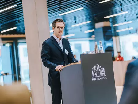 Philip Krossa, Vorsitzender der WOLF Geschäftsführung, bei seiner Eröffnungsrede
