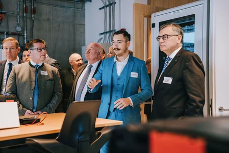 Dr. Florian Herrmann und Simon Westermair beim Rundgang durch den neuen WOLF CAMPUS