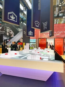 Messestand von WOLF mit dem beleuchteten Ecosystem sowie hängenden Bannern