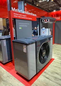 WOLF Wärmepumpe CHA-Monoblock für Mehrfamilienhäuser auf dem IFH-Messestand