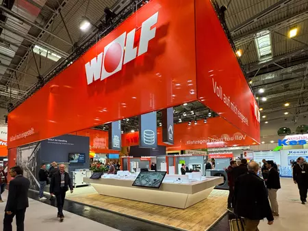 WOLF Messestand auf der IFH/Intherm Nürnberg mit markantem rotem Deckenbanner und Produktausstellung