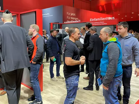 Fachgespräche mit Besuchern am WOLF Messestand auf der IFH