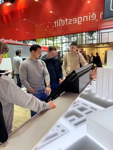 Besucher informieren sich auf der IFH über das WOLF Ecosystem 