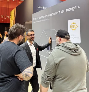 Beratungsgespräch zum Energiemanagement am WOLF Messestand auf der IFH