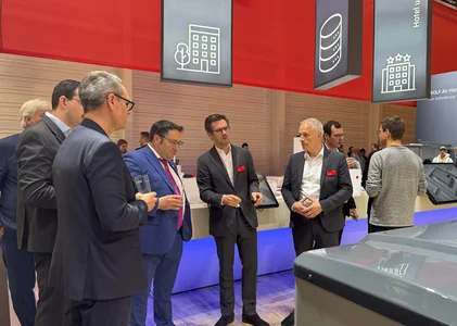 Staatssektretär Tobias Gotthardt beim Standrundgang mit Philip Krossa