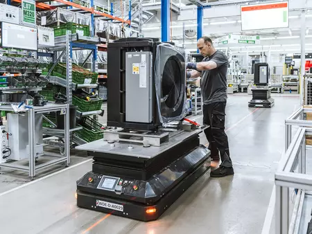 Montage einer Wärmepumpe in der Produktionshalle von WOLF am Standort Mainburg