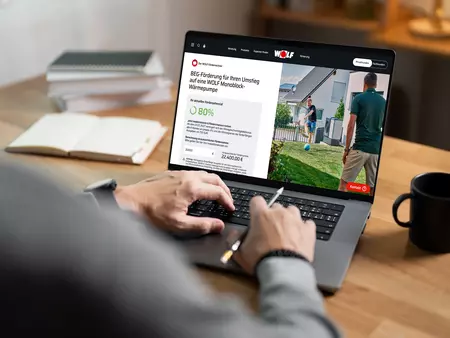 WOLF Förderrechner auf einem Laptop zur Ermittlung der individuellen Heizungsförderung für den Umstieg auf eine Wärmepumpe.