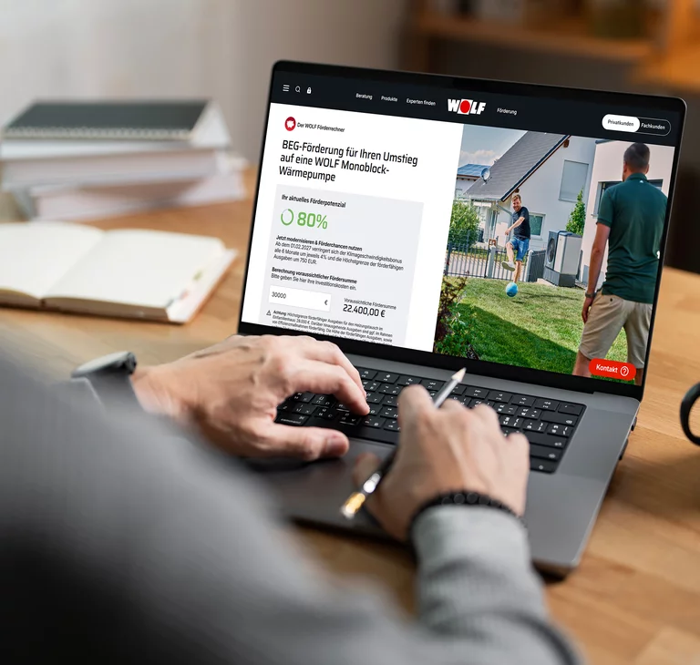 WOLF Förderrechner auf einem Laptop zur Ermittlung der individuellen Heizungsförderung für den Umstieg auf eine Wärmepumpe.