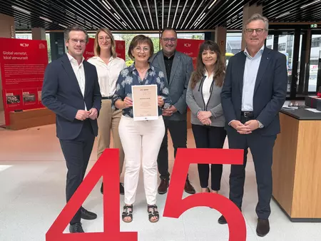 Jubilarehrung bei WOLF in Mainburg: Hannelore König wird für 45 Jahre Betriebszugehörigkeit ausgezeichnet.