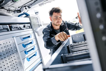 Servicetechniker von WOLF bereitet einen Serviceeinsatz vor. WOLF unterstützt Fachpartner mit technischer Kompetenz, persönlicher Betreuung und schneller Hilfe vor Ort.