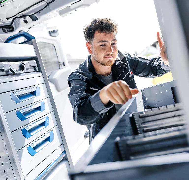 Servicetechniker von WOLF bereitet einen Serviceeinsatz vor. WOLF unterstützt Fachpartner mit technischer Kompetenz, persönlicher Betreuung und schneller Hilfe vor Ort.