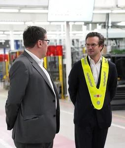 Philip Krossa und Markus Schindele im Austausch während des Werksrundgangs in Mainburg.