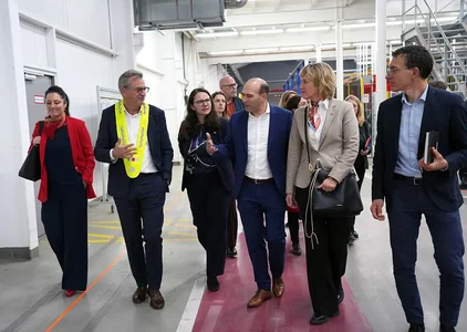 Besuchergruppe bei einem geführten Rundgang durch die Produktionshallen von WOLF am Standort Mainburg.