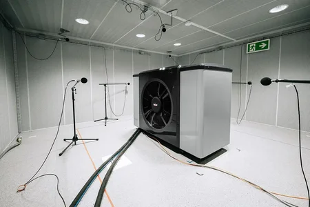 WOLF Wärmepumpe in einem Schallpegelraum des Innovationszentrums.