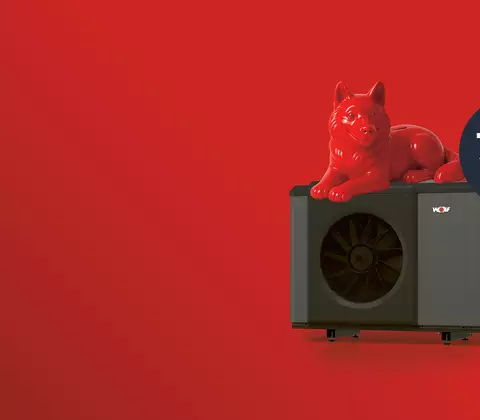 Roter Hintergrund mit einem Wolf auf der CHA Wärmepumpe