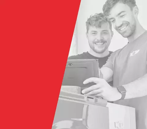 WOLF Mitarbeiter mit Tablet