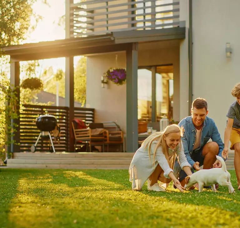 Familie spielt im Garten
