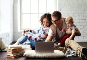 Rodina sedí před notebookem