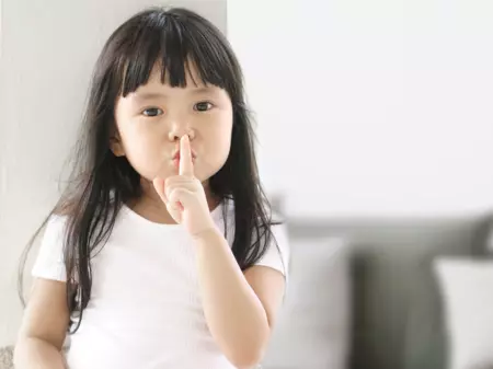 Kind mit leise Zeichen