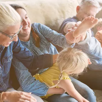 Raumklima - Familie zu Hause auf der Couch