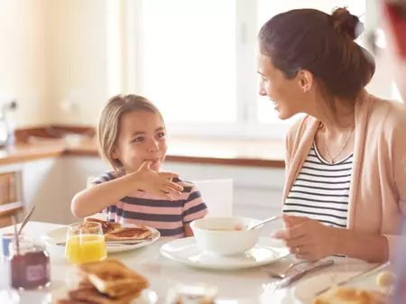 Familie am Frühstückstisch
