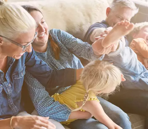 Glückliche Familie auf der Couch