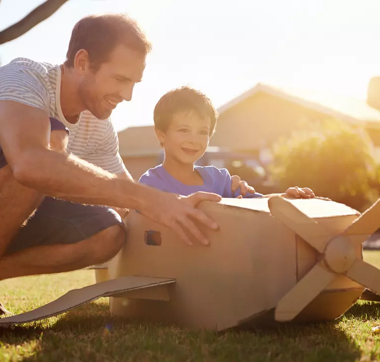 Ojciec z synem grają