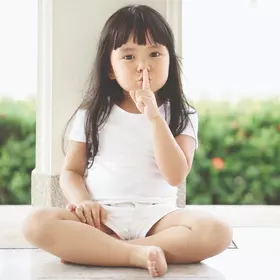 Mädchen zeigt "leise" an 