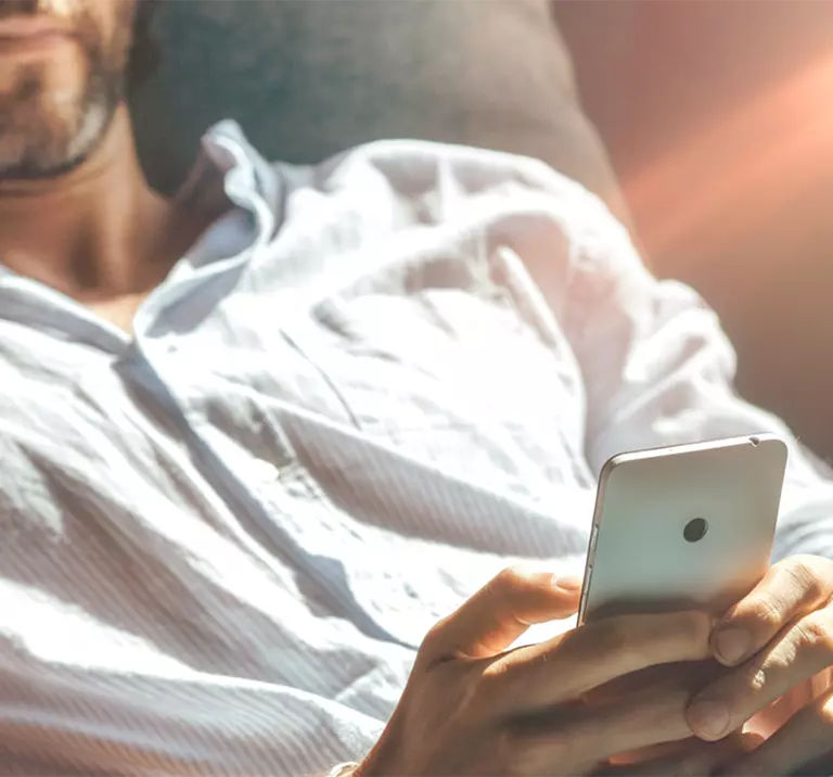 Smarthome - Mann mit Handy