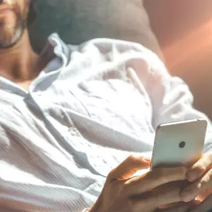 Smarthome - Mann mit Handy