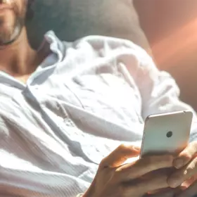 Smarthome - Człowiek z telefonem komórkowym