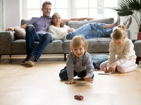 Familie zu Hause auf der Couch