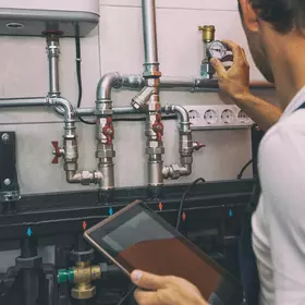 Fachhandwerker checkt Heizung