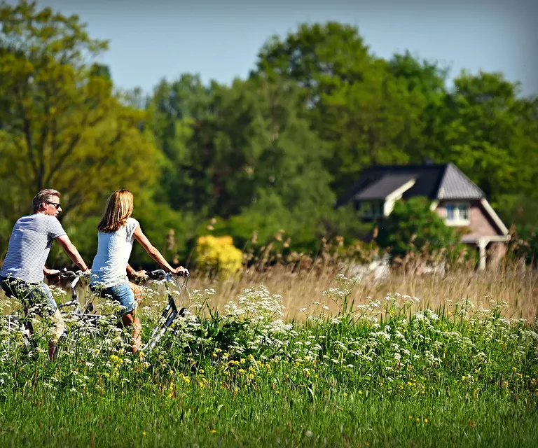Familie fährt mit dem Rad durch Natur