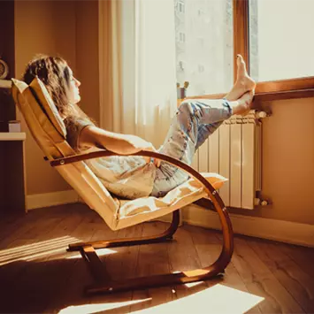 Frau im Sonnenlicht