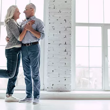 älteres Pärchen zu Hause