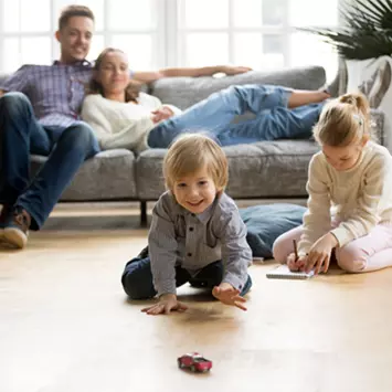 Kinder spielen zu Hause