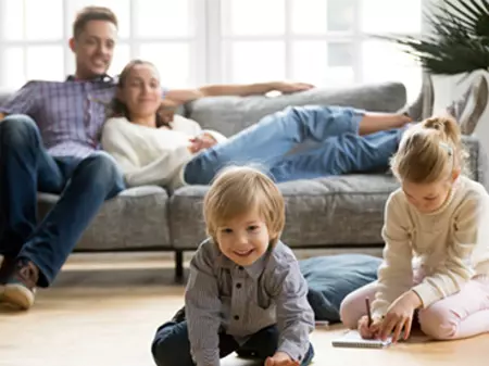 Kinder spielen zu Hause