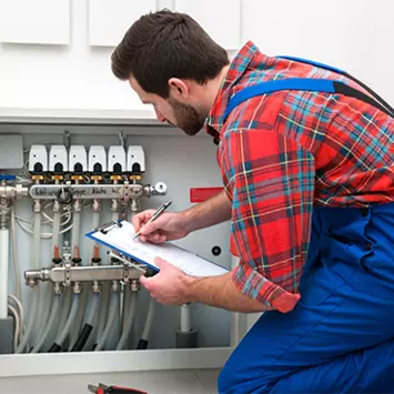 Handwerker an der Heizung