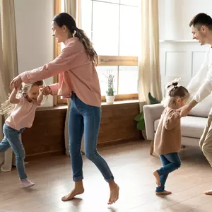 Familie glücklich zu Hause