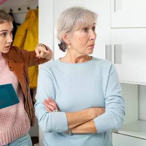 Junge Frau und ältere Frau schauen verdutzt