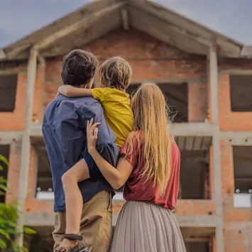 Familie vor Rohbau