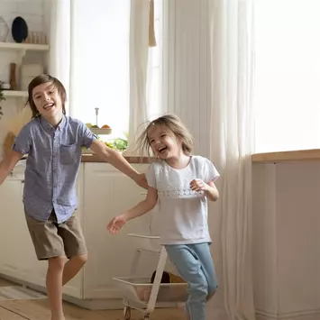 Kinder spielen im Haus