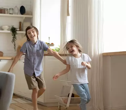 Kinder spielen im Haus