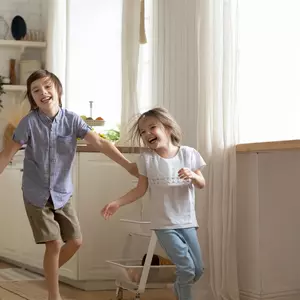 Kinder spielen im Haus