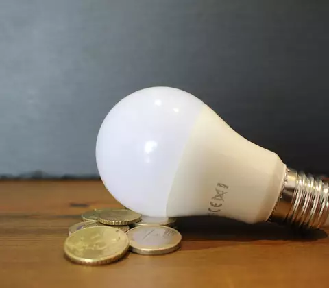 Glühbirne und Münzen daneben